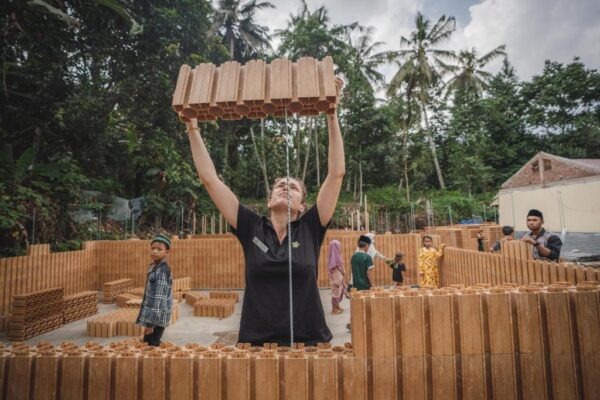 Block Solutions partnered with NGO Classroom of Hope to build in six days a five-room schoolhouse in Lombok, Indonesia, which replaced a structure destroyed by earthquake. 