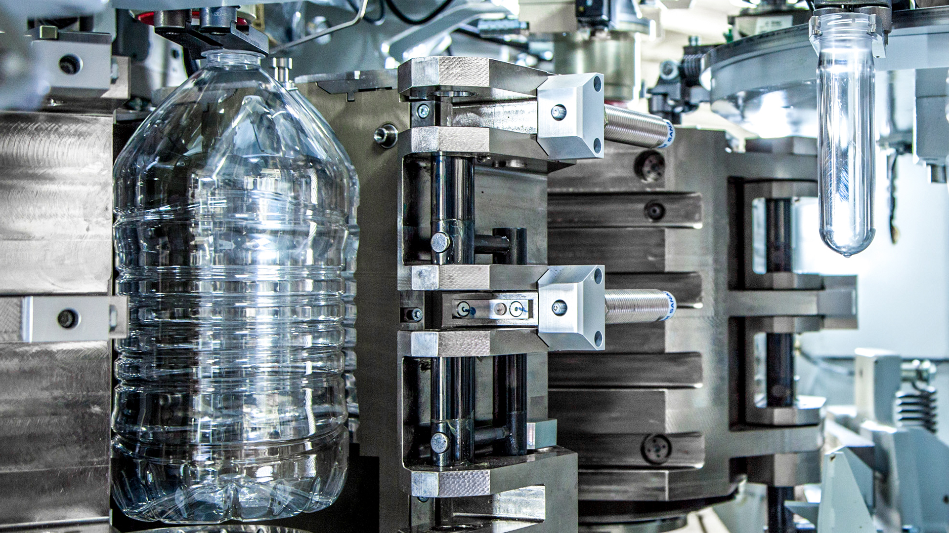 New blowing circuits and valves achieve even material distribution at speeds of 1,500 bottles per hour per mold. 