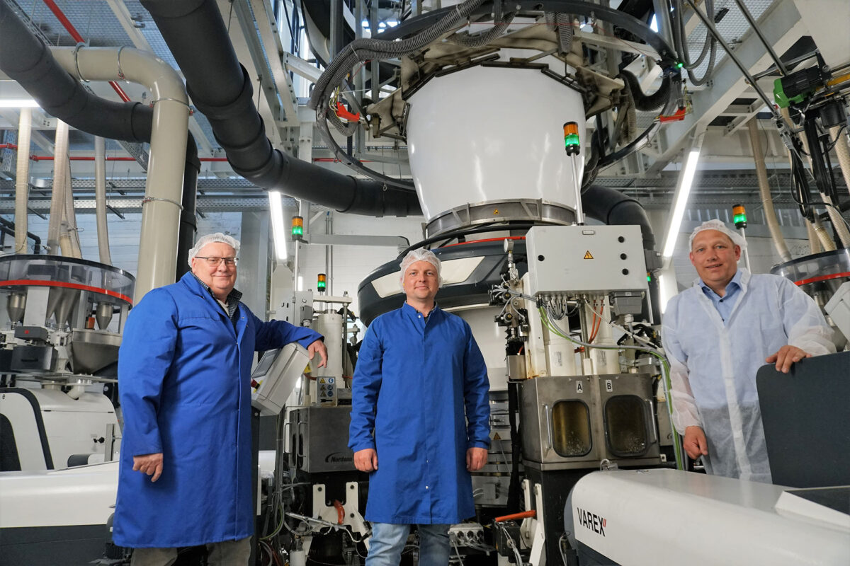 (From L-R): RKW’s Thomas Steffen, RKW’s Sven Pastrik and Nordson’s Stefan Wöstmann with a continuous BKG NorCon K-SWE.