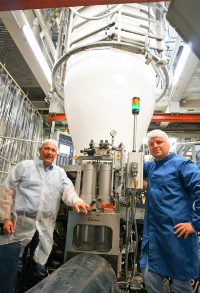 Nordson’s Stefan Wöstmann (left) and RKW’s Sven Pastrik with the continuous BKG HiCon K-SWE-HD/RS backflush recycling filter.