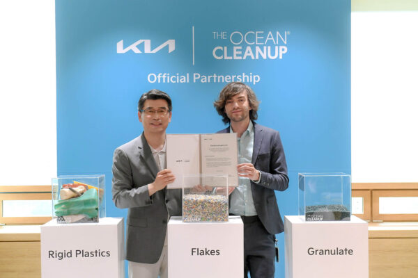 Ho Sung Song, president and CEO of Kia Corp. (left) with Boyan Slat, founder and CEO of The Ocean Cleanup, during the April 2022 signing ceremony in Seoul for their partnership. 