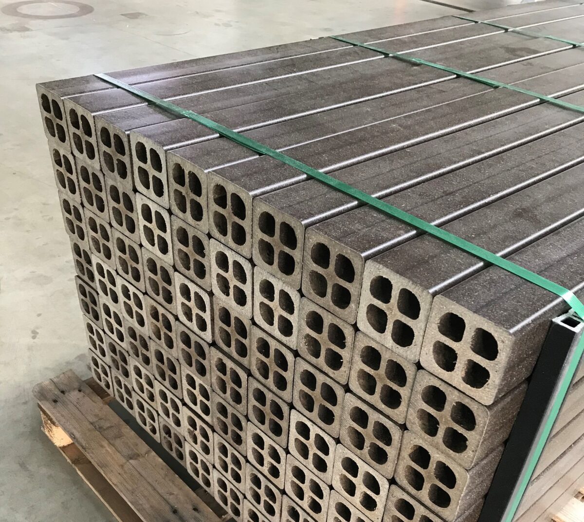 Fence posts made of natural fiber-reinforced biopolymers are ways to store carbon for the duration of their life cycle.