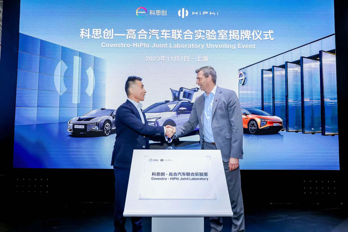 Covestro CEO Dr. Markus Steilemann (right), and Dr. Chen Jun, Co-CTO of HiPhi, use the CIIE to present their new joint laboratory for more sustainable and innovative automotive developments.
