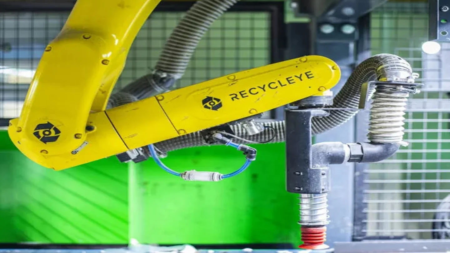 Project OMNI leveraged Recycleye’s innovative expertise in robotics, advanced machine learning and computer vision, and applied it to plastic waste management. 