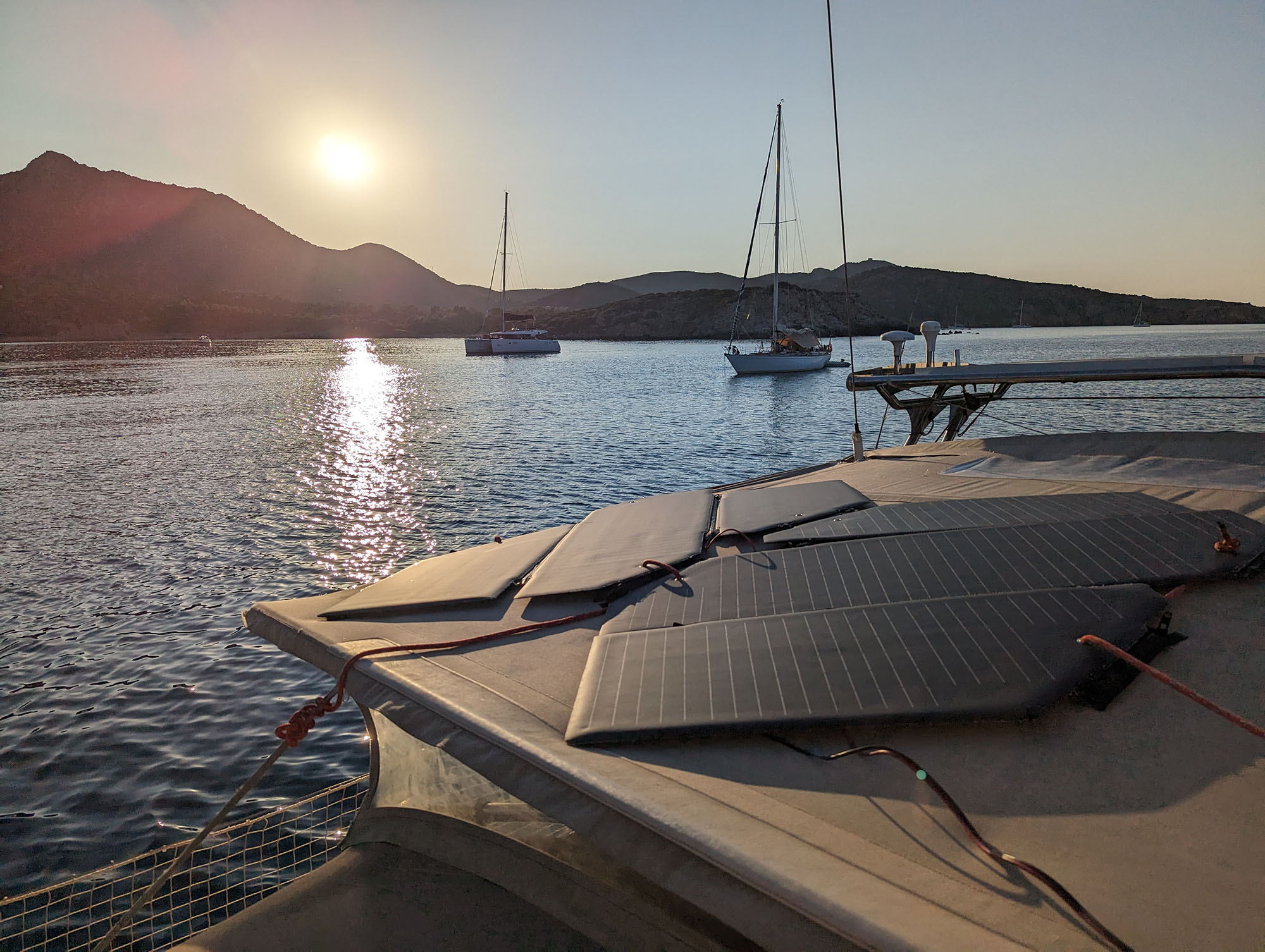 Levante partnered with Sailing Uma to further optimize the panels for use on sailboats. 