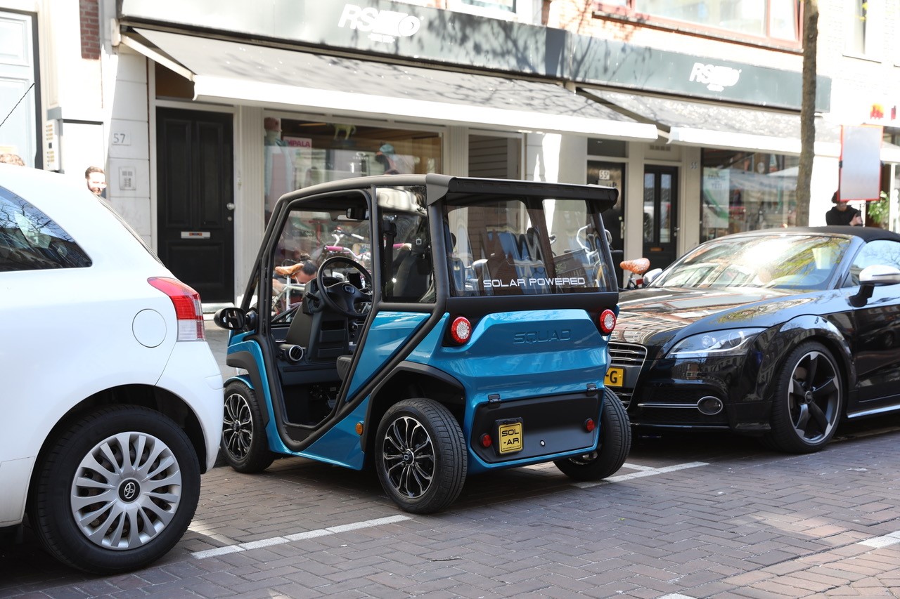 The car’s small footprint enables it to cross-park easily in tiny spaces. 