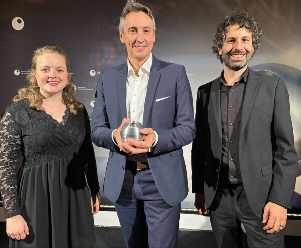 Hans Jürgen Kalmbach, chairman of Hansgrohe’s executive board (center), accepts the 2024 German Sustainability Award from a pair of contest officials at the ceremony in Düsseldorf late last year. 