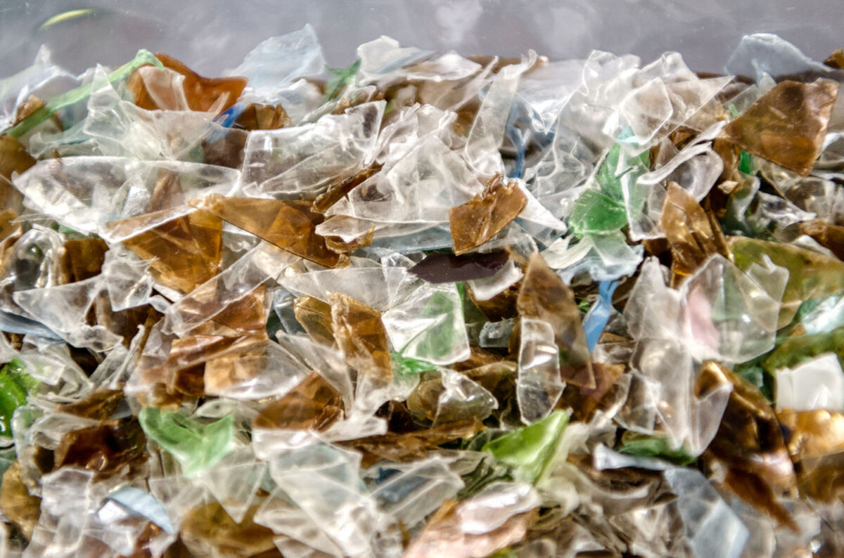 This system is suitable for a variety of plastic sorting tasks, such as distinguishing between PET and PO flakes.