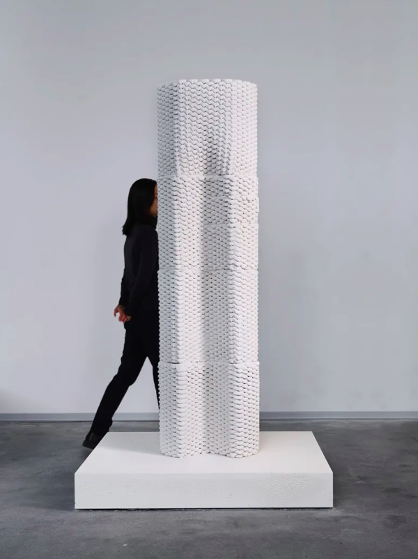 The monolithic corner column is two meters high and made of mineral foam 3D-printed segments.