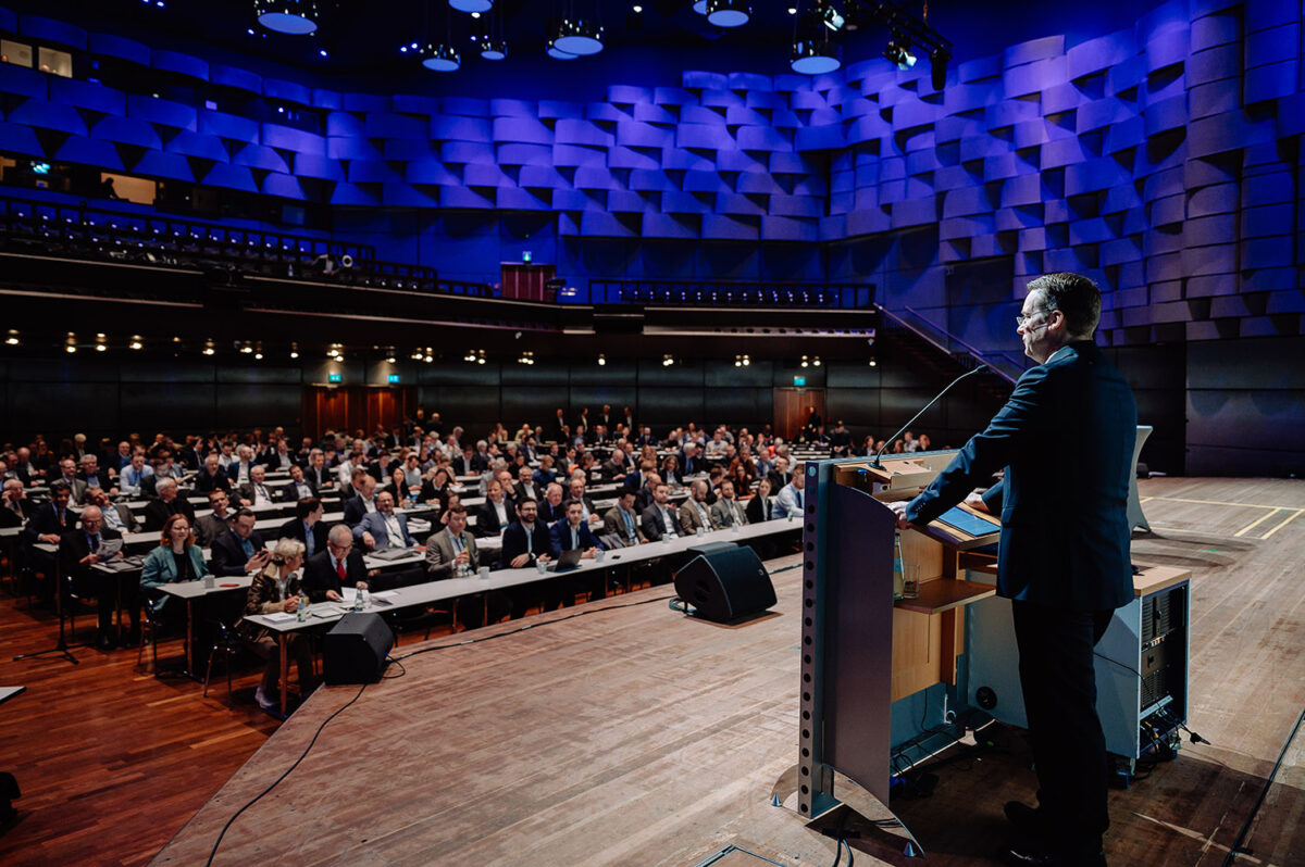 During the IKV Colloquium, around 600 participants in the 15 lecture sessions actively engaged in discussions about the latest developments and technologies in the plastic engineering sector at Aachen Eurogress and IKV's technical facilities.