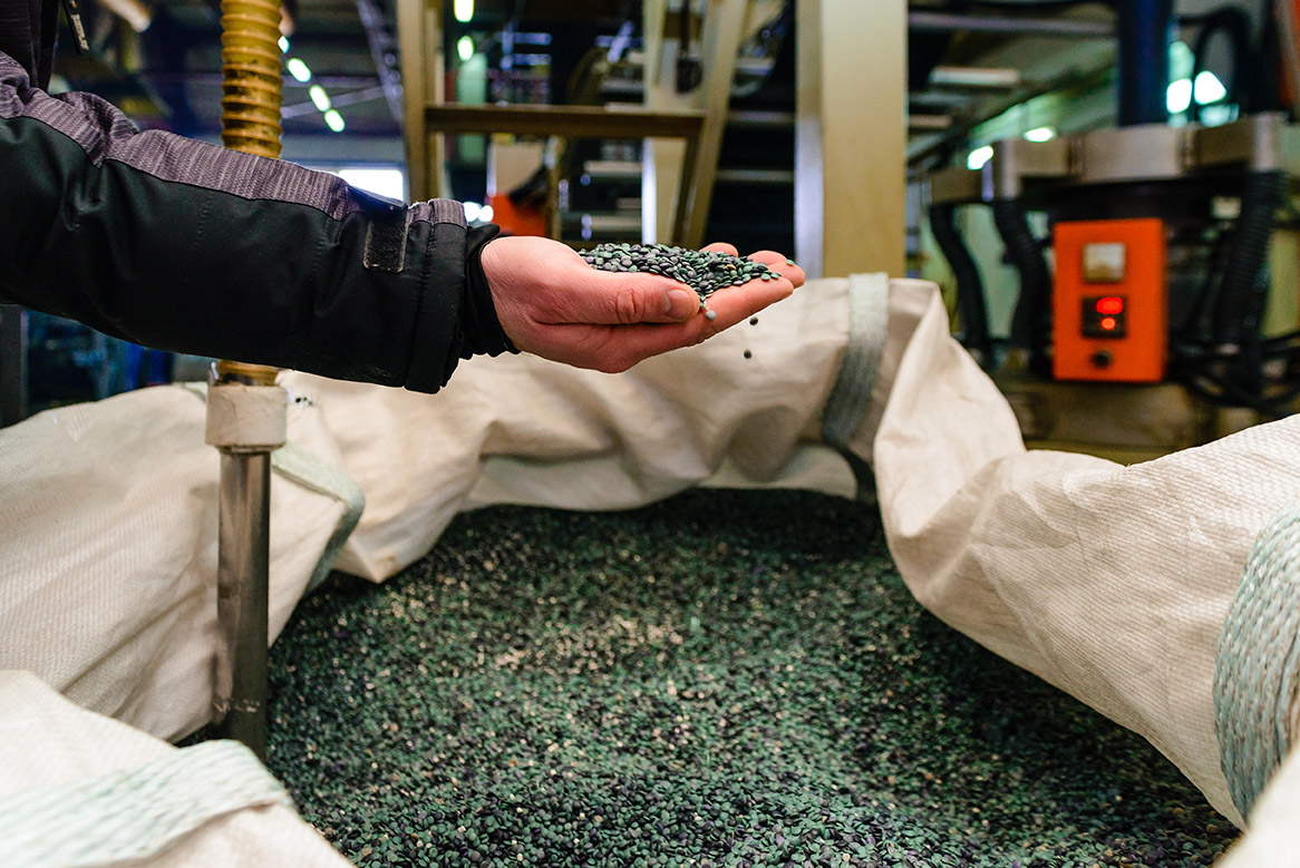 A new large-scale recycling method uses mechanochemical devulcanization to recover and reuse cross-linked ethylene propylene diene monomer (EPDM) rubber.