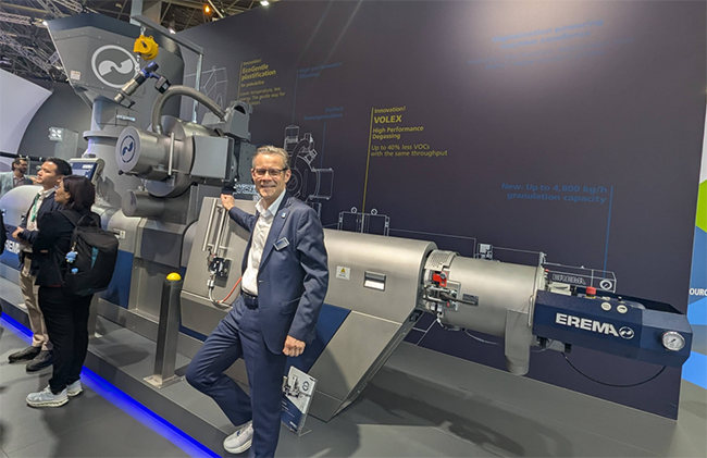 Markus Huber-Lindinger (Managing Director – EREMA Group) highlights EREMA’s dual approach: mechanical and chemical recycling, supported by digitalization. Photo by Andrés Urbina at the K-Show 2025