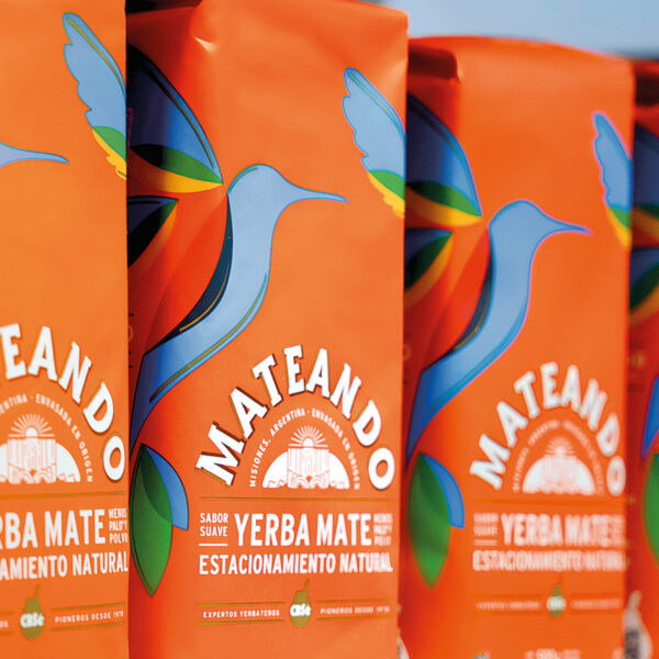 Mateando's entry into Argentina's traditional yerba mate market demonstrates persuasive design principles in action. The monomaterial recyclable structure with matte finish creates tactile differentiation that triggers the brain's three-second decision window. Combined with distinctive color codes and custom typography, each element addresses the unconscious questions shoppers ask: visibility, comprehension, and emotional connection. Design by Tridimage.