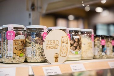 Reusable and recyclable packaging systems illustrate the transition toward circular consumption models by designing containers to reduce waste, incorporate recycled content, and support emerging regulatory targets for sustainable packaging. Courtesy of EU Packaging and Waste Regulation.
